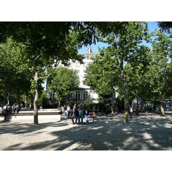 Picture France Paris Etoile and Arc de Triomphe 2007-05 93 - Around Etoile and Arc de Triomphe