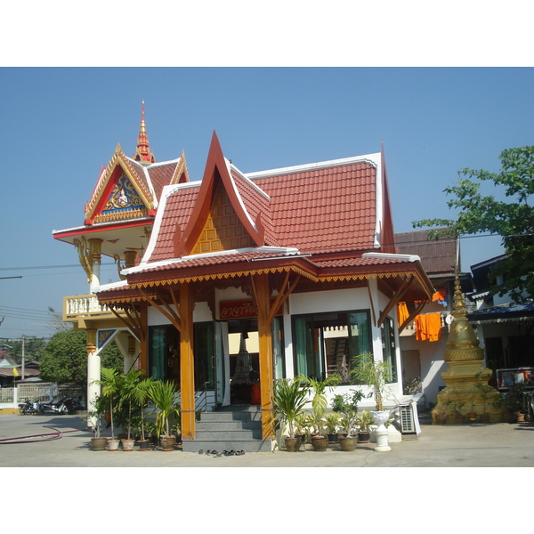 Picture Thailand Phitsanulok Wat Kuhasawan 2008-01 28 - Recreation Wat Kuhasawan