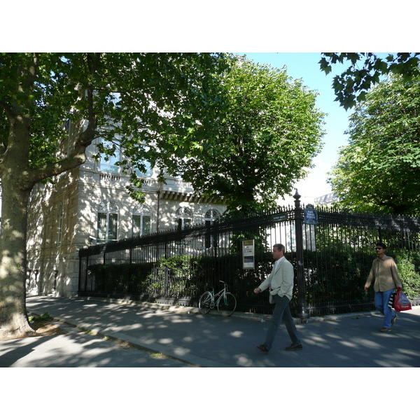 Picture France Paris Etoile and Arc de Triomphe 2007-05 82 - Around Etoile and Arc de Triomphe