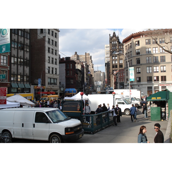 Picture United States New York Union Square 2006-03 17 - Around Union Square