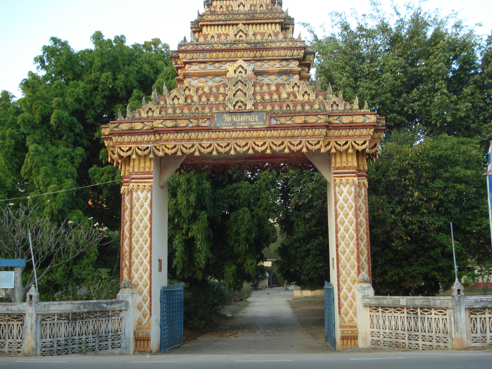 Picture Thailand Phitsanulok Wat Jomthong 2008-01 17 - Road Wat Jomthong