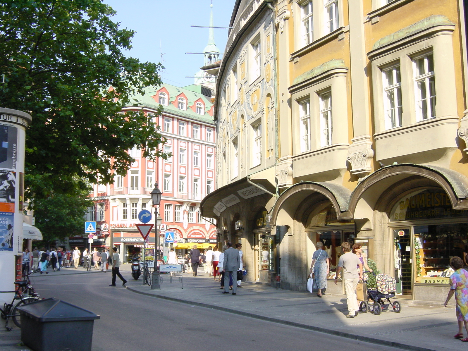 Picture Germany Munich 2001-07 13 - Shopping Mall Munich