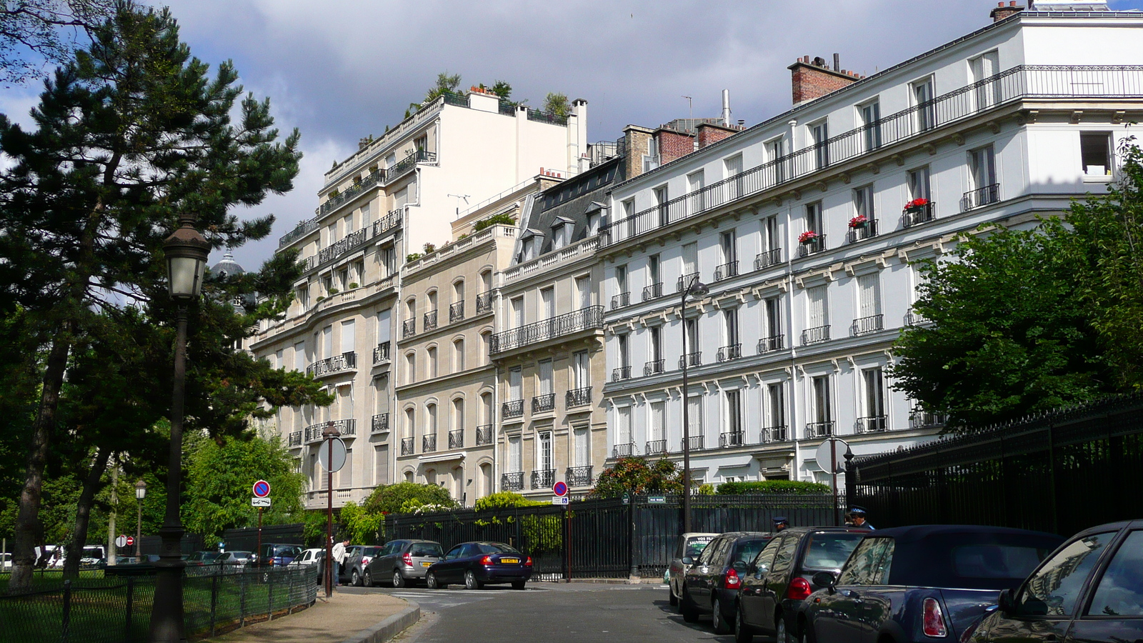 Picture France Paris Avenue Foch 2007-06 77 - Store Avenue Foch