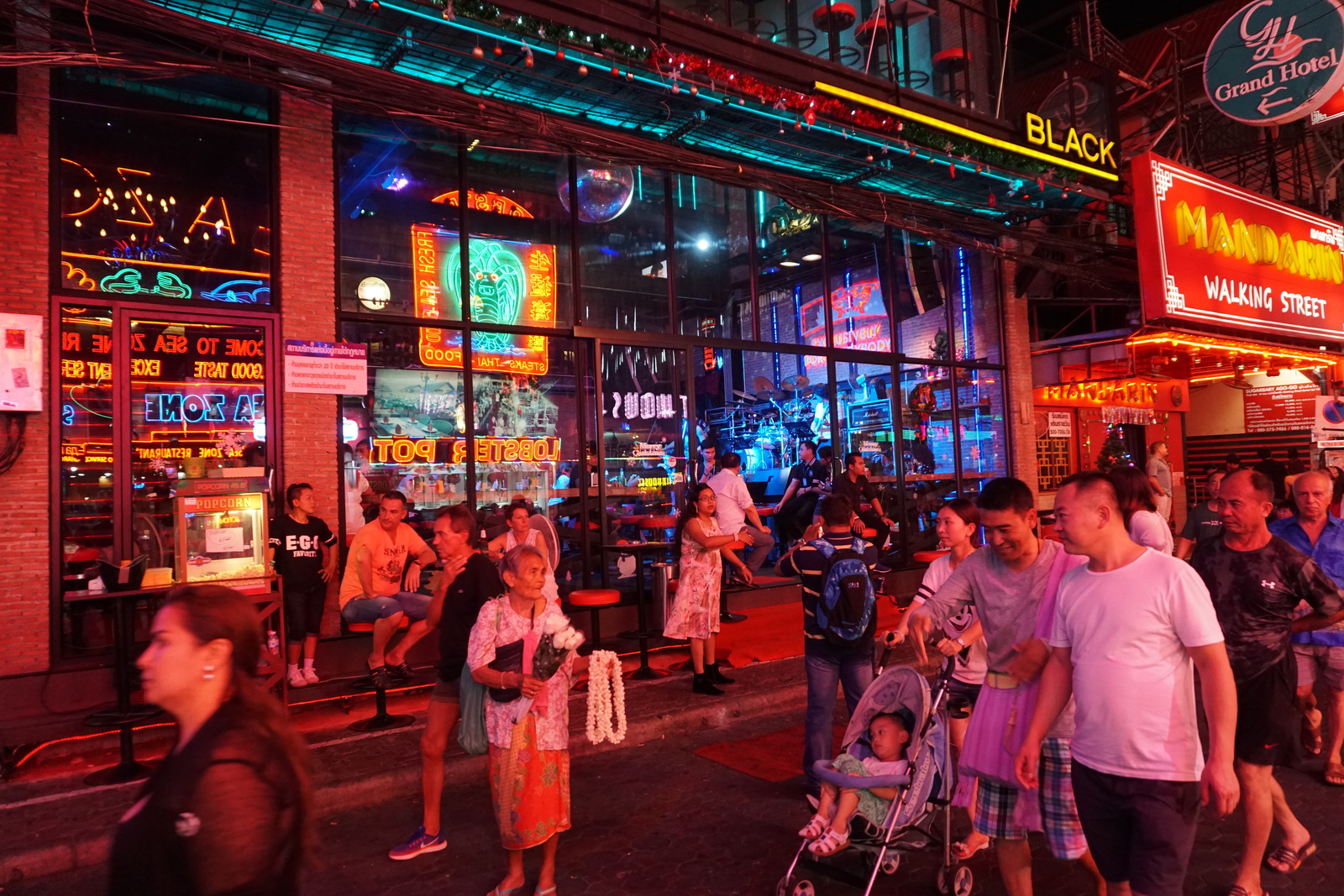 Picture Thailand Pattaya Walking street 2016-12 9 - Photographers Walking street