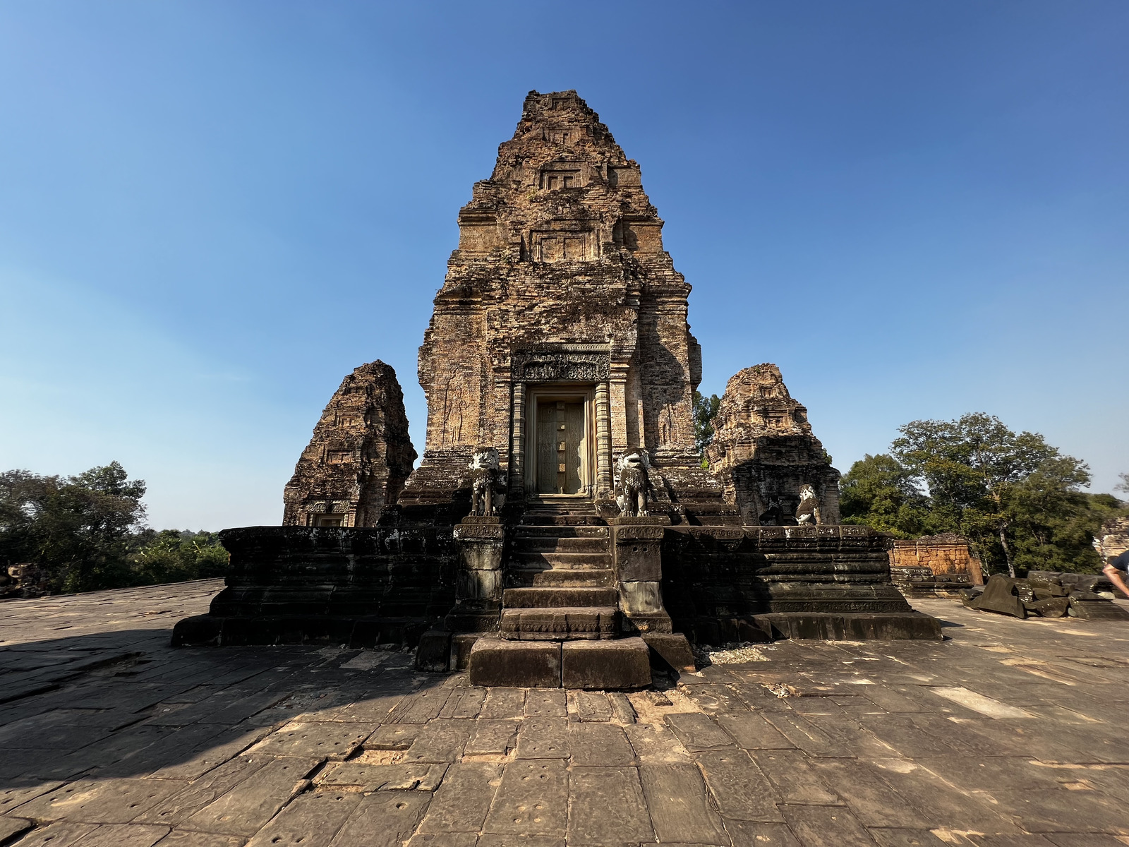 Picture Cambodia Siem Reap Eastern Mebon 2023-01 22 - Tourist Eastern Mebon