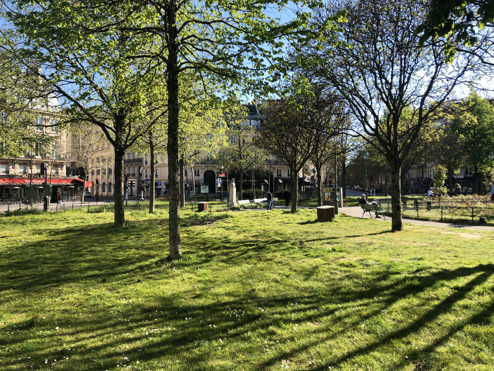 Picture France Paris lockdown 2020-04 316 - Shopping Mall Paris lockdown