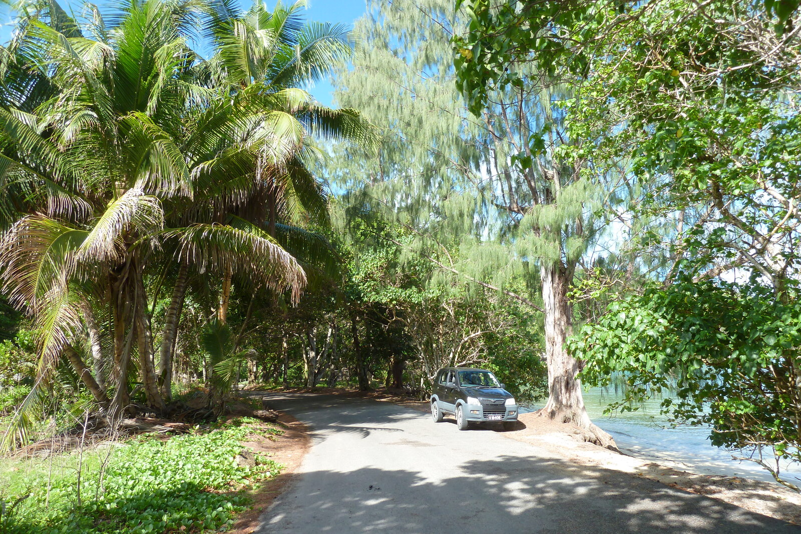 Picture Seychelles Praslin 2011-10 113 - Car Praslin