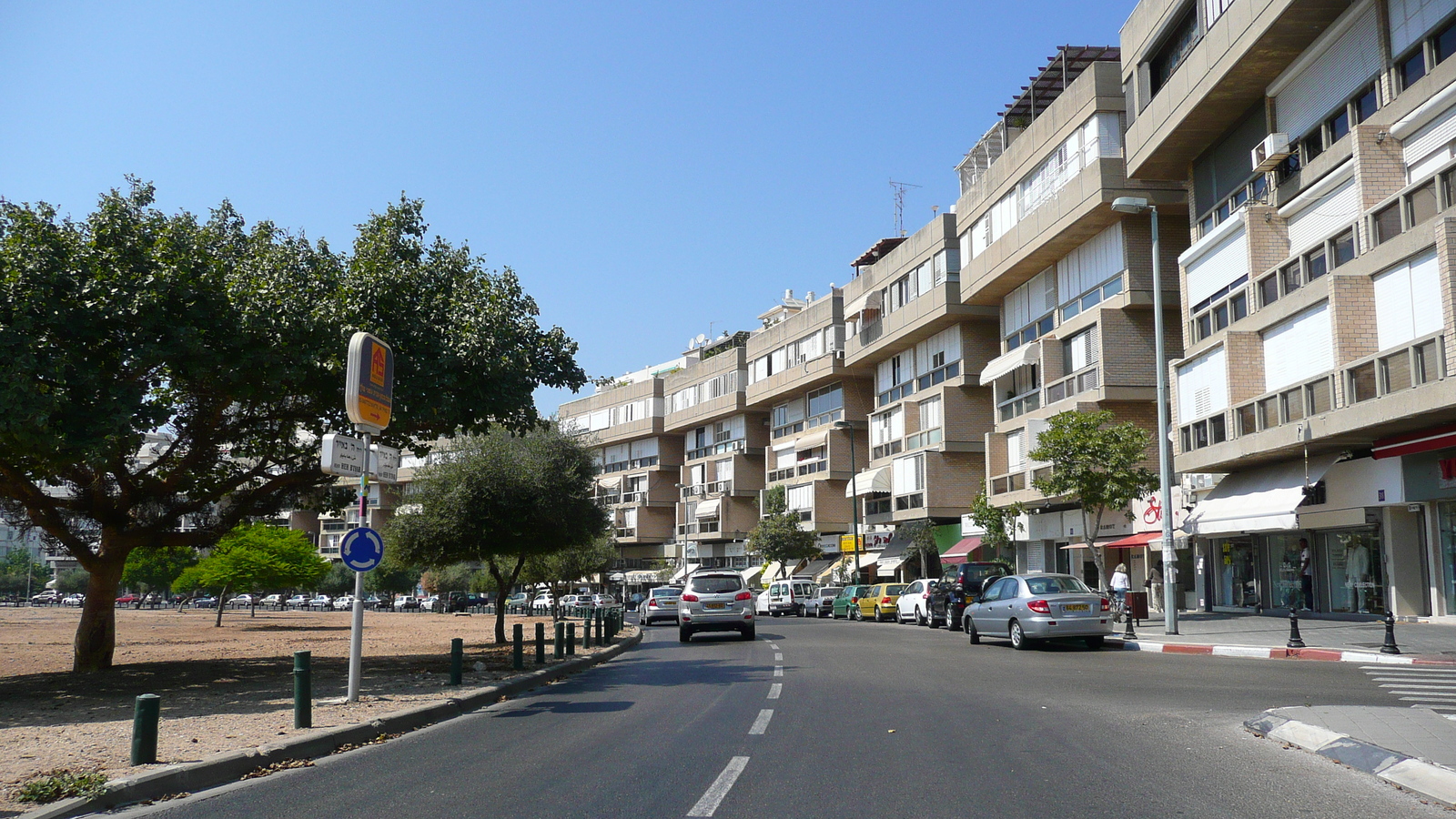 Picture Israel Tel Aviv Kikar Hamedina 2007-06 7 - Tourist Kikar Hamedina