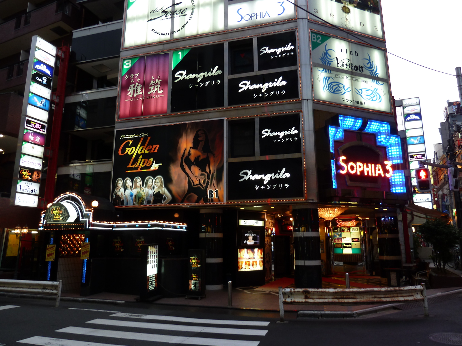 Picture Japan Tokyo Shinjuku 2010-06 42 - Road Shinjuku