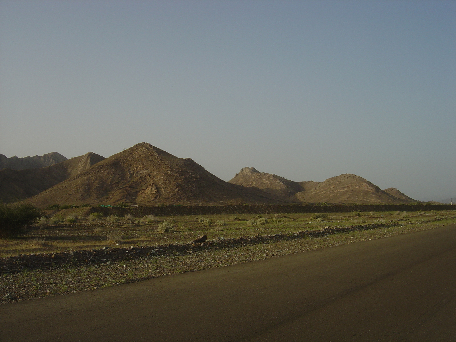 Picture Sultanate of Oman Buraimi to Mahada road 2005-03 29 - Photographers Buraimi to Mahada road