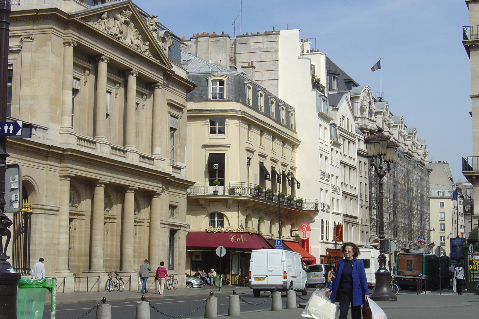 Picture France Paris 2007-05 10 - Shopping Mall Paris