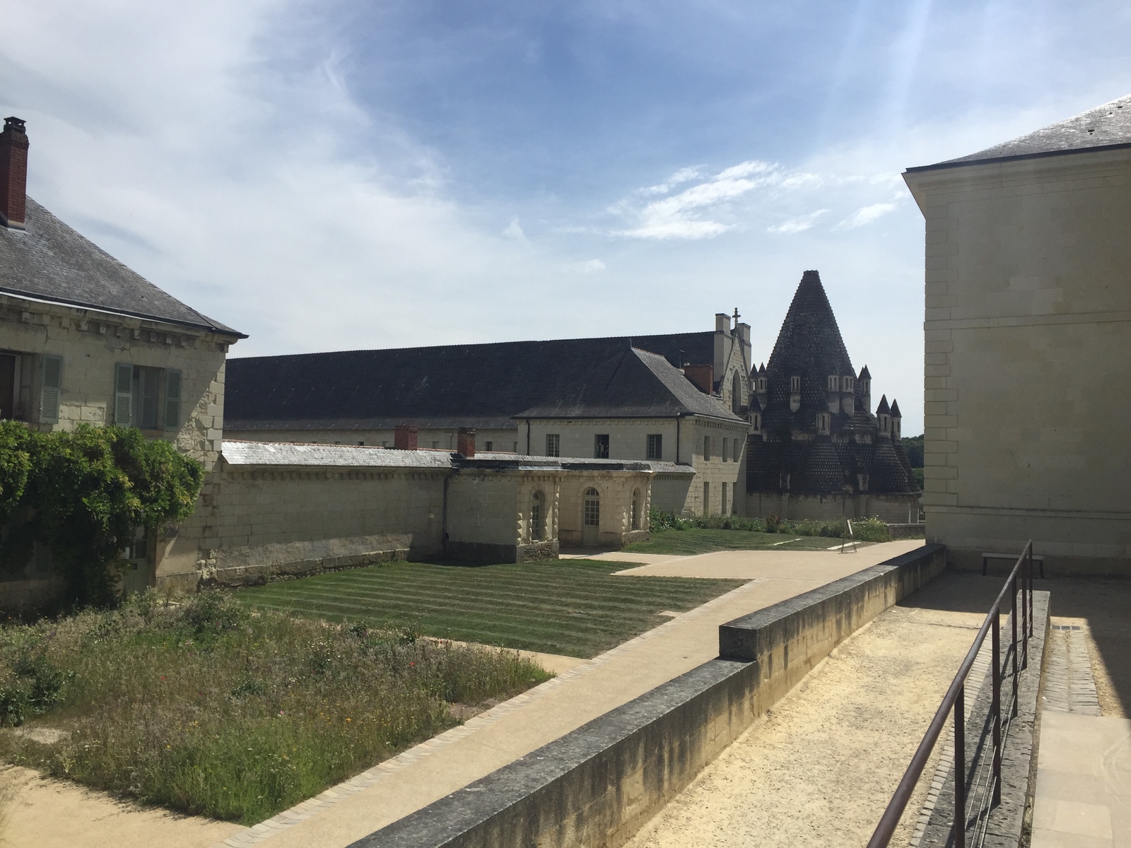 Picture France Abbaye Royale de Fontevraud 2017-08 15 - Perspective Abbaye Royale de Fontevraud