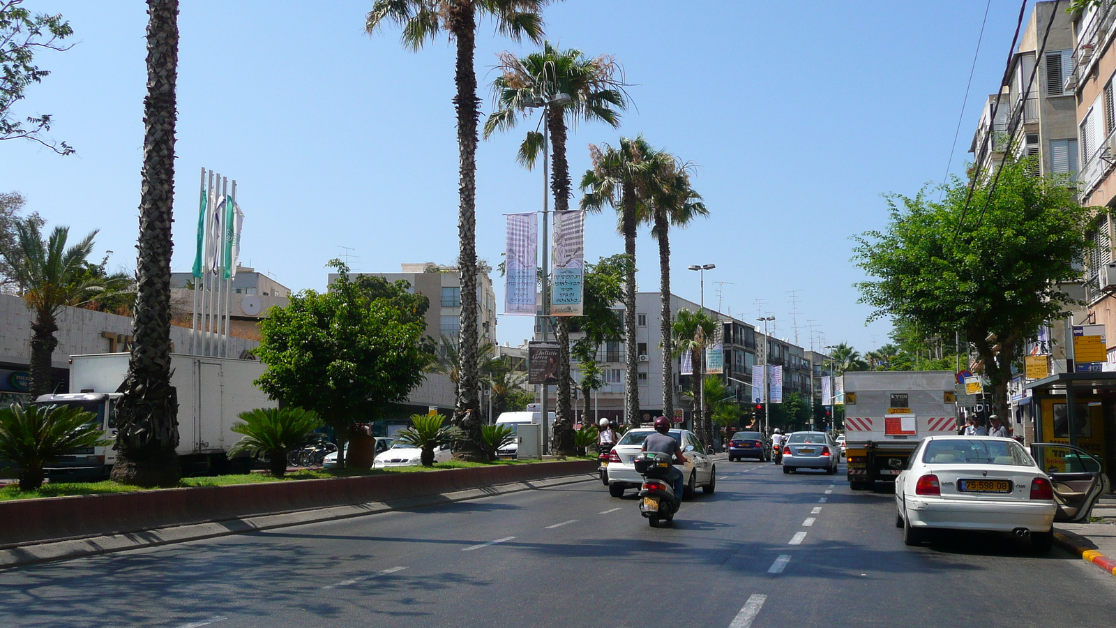 Picture Israel Tel Aviv Ibn Gvirol Street 2007-06 22 - Tourist Ibn Gvirol Street