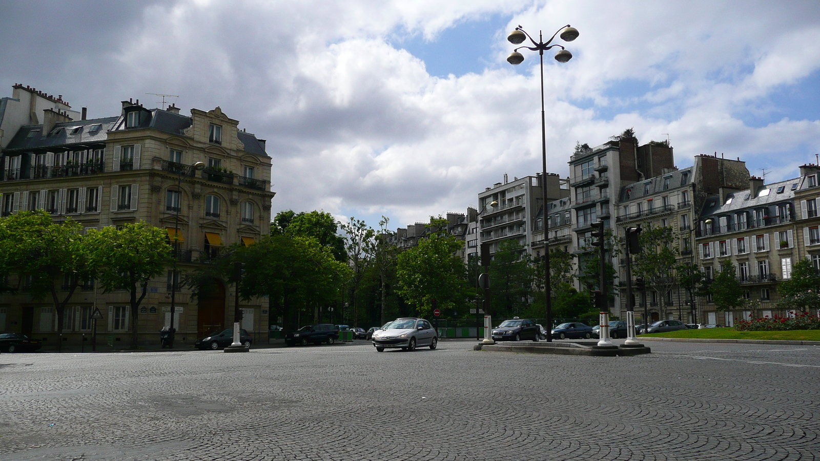 Picture France Paris 17th Arrondissement Place Wagram 2007-05 17 - Car Place Wagram