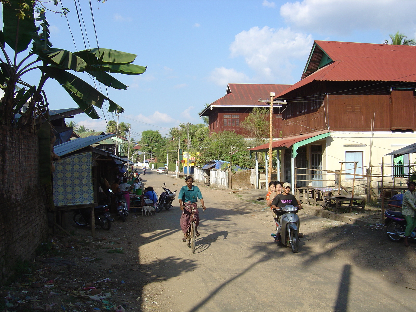 Picture Myanmar Myeik (Mergui) 2005-01 151 - Road Myeik (Mergui)