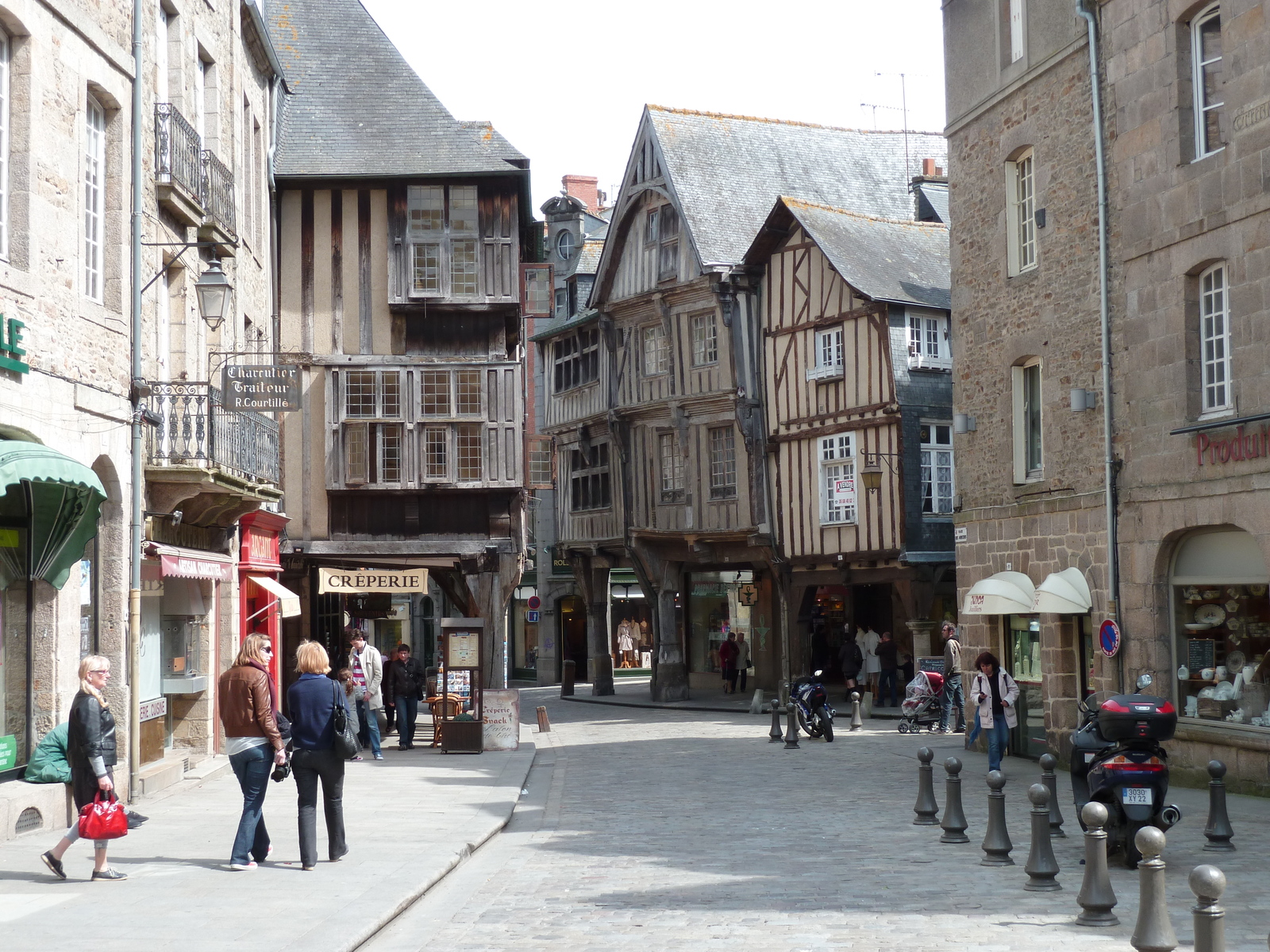 Picture France Dinan 2010-04 44 - Shopping Mall Dinan