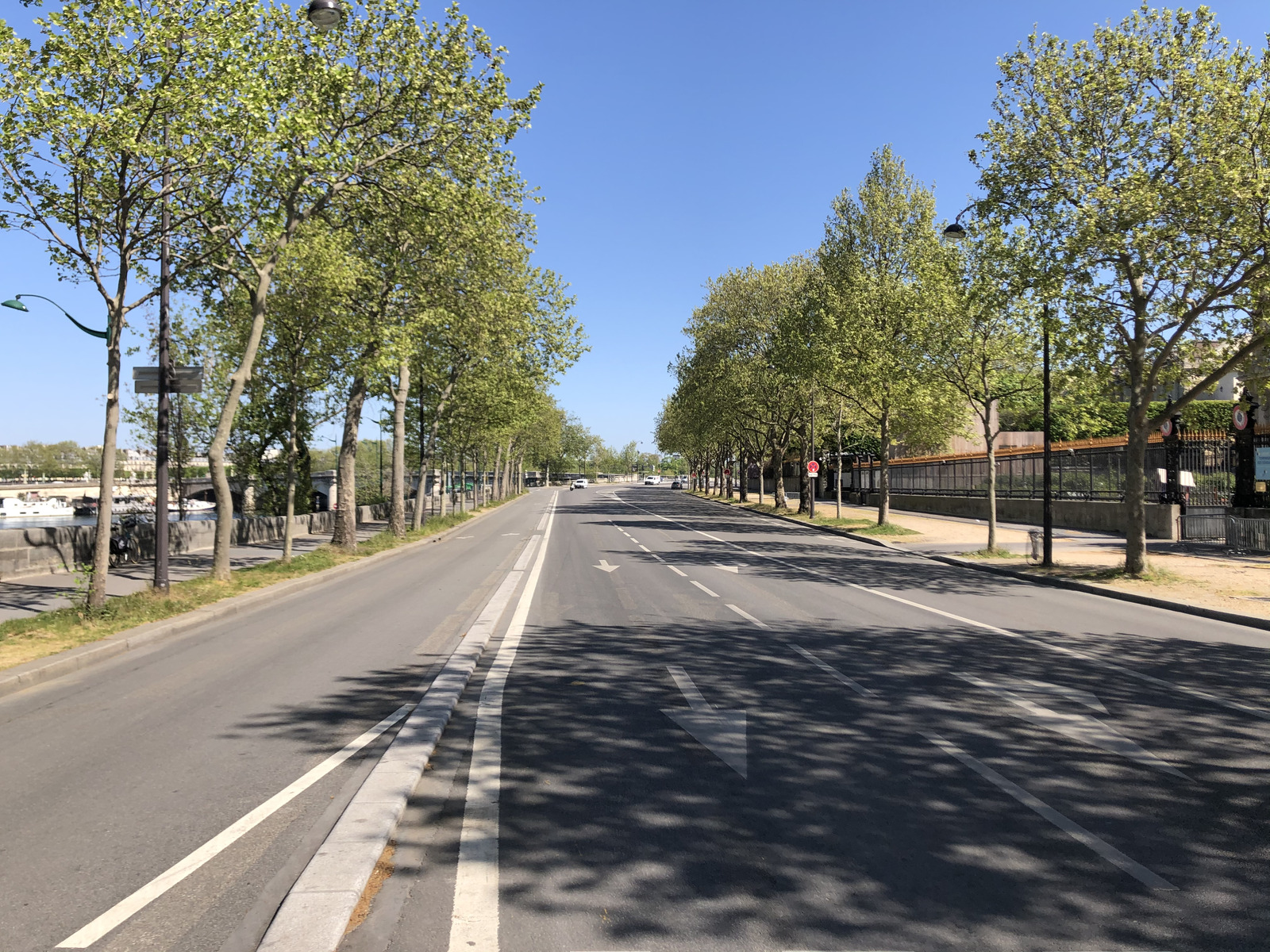 Picture France Paris lockdown 2020-04 318 - Shopping Mall Paris lockdown