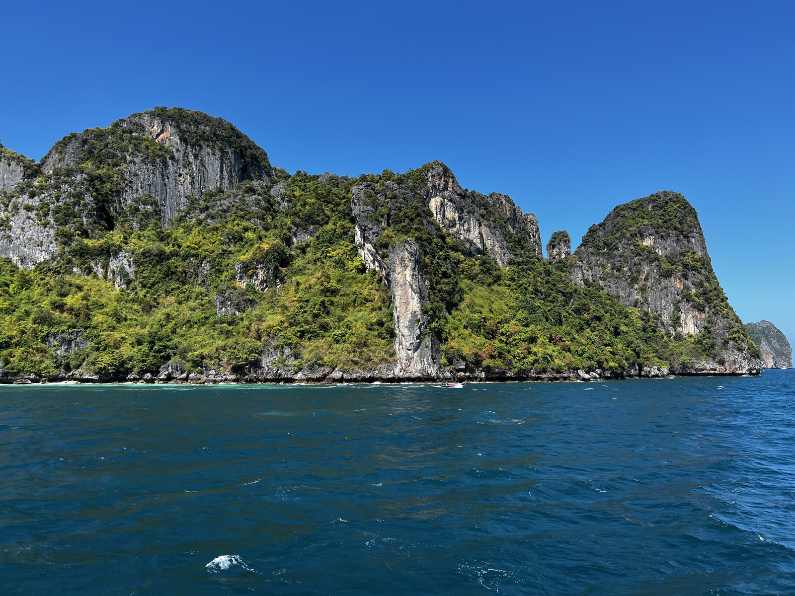 Picture Thailand Phuket to Ko Phi Phi Ferry 2021-12 120 - Perspective Phuket to Ko Phi Phi Ferry