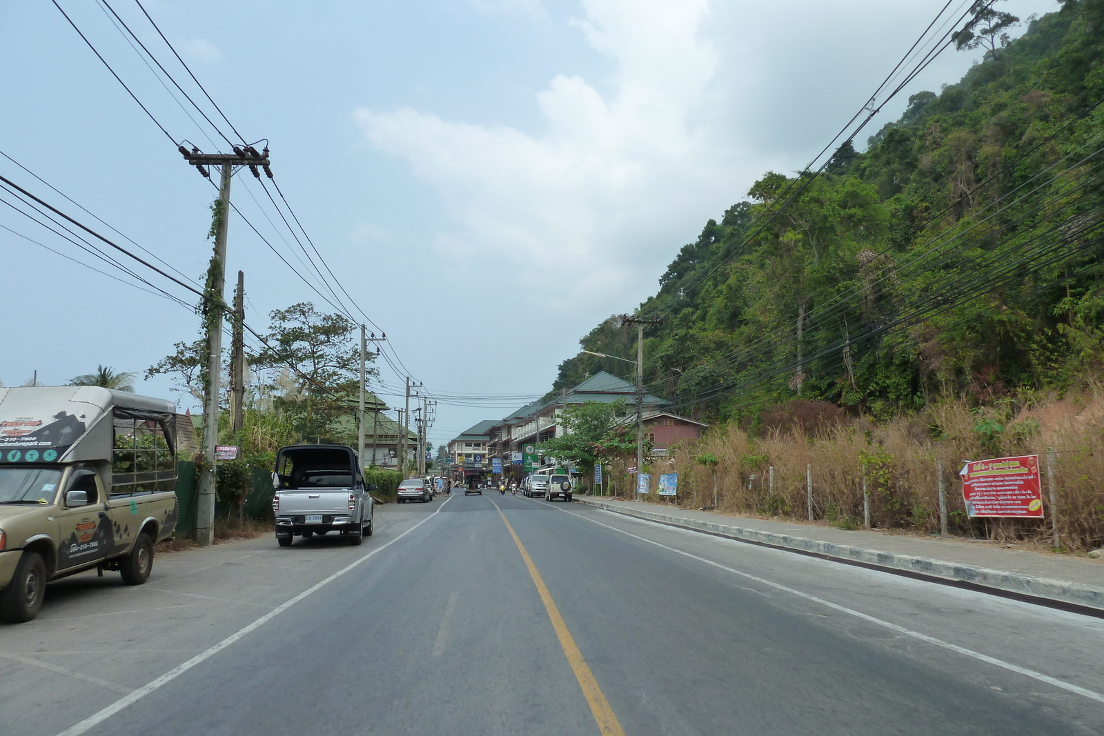 Picture Thailand Ko Chang Island road 2011-02 10 - Perspective Island road