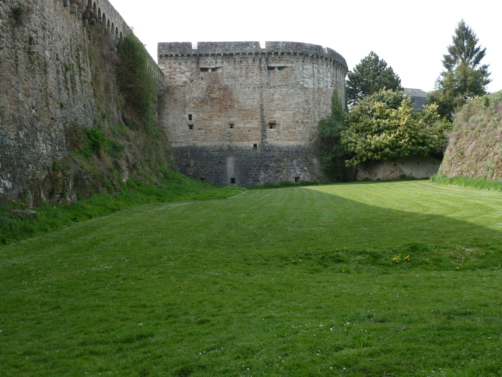 Picture France Dinan Dinan city walls 2010-04 17 - Photo Dinan city walls