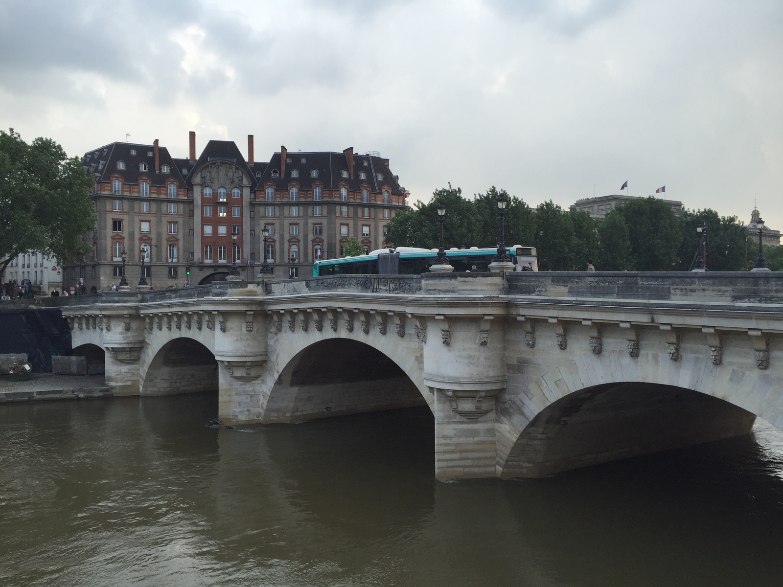 Picture France Paris Seine river 2016-06 34 - Shopping Mall Seine river