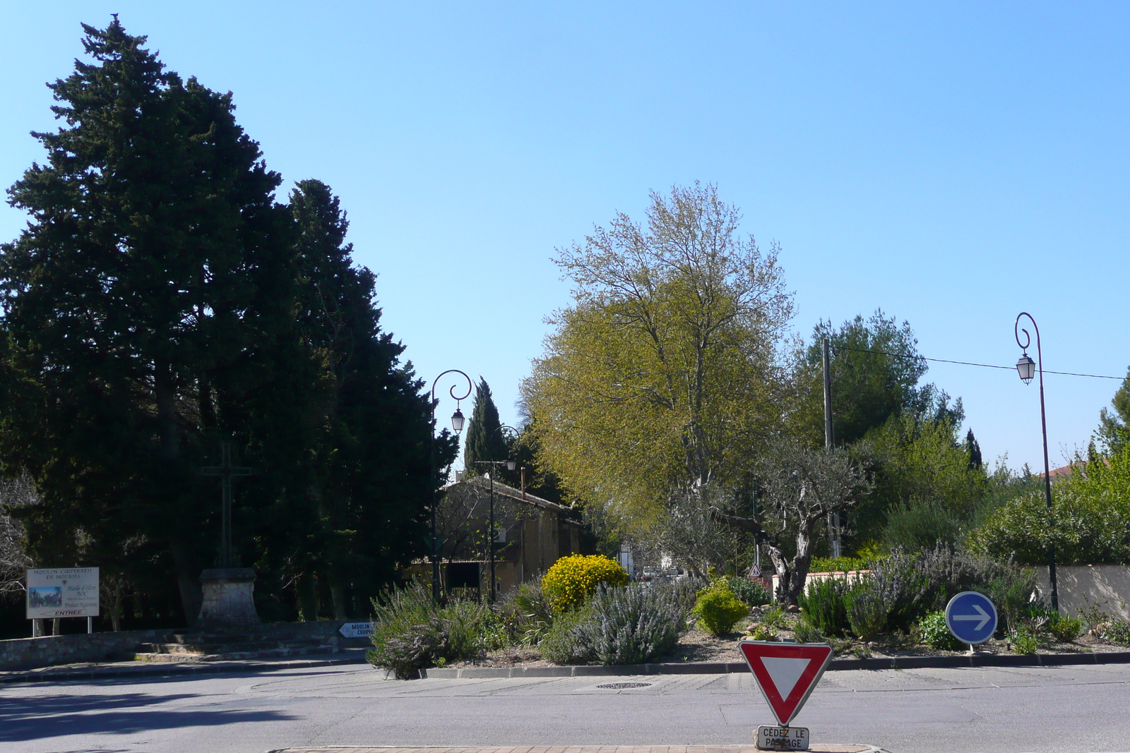 Picture France Mouries 2008-04 3 - Road Mouries