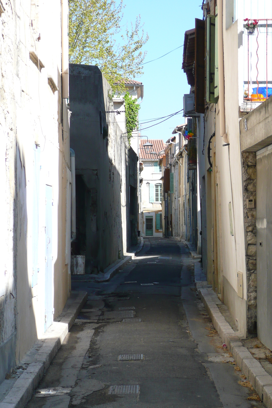 Picture France Tarascon 2008-04 101 - Perspective Tarascon