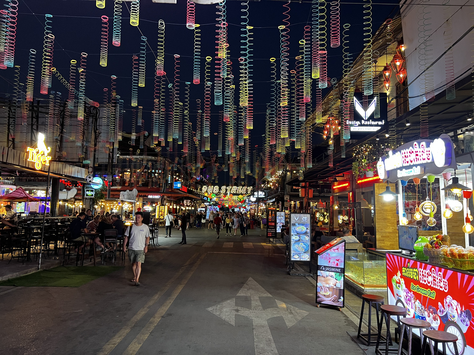 Picture Cambodia Siem Reap Pub Street 2023-01 11 - Shopping Mall Pub Street