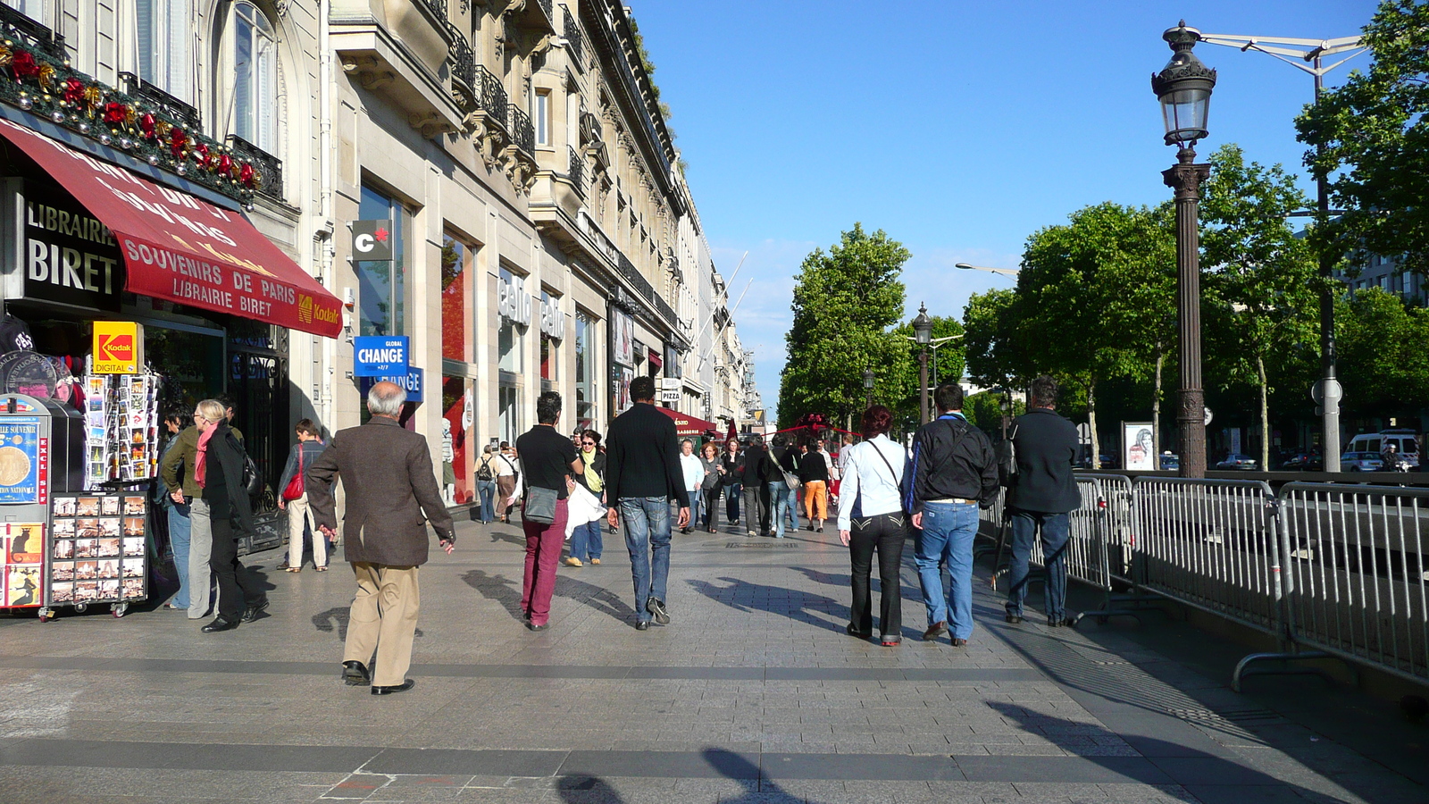 Picture France Paris Champs Elysees 2007-04 23 - Car Champs Elysees