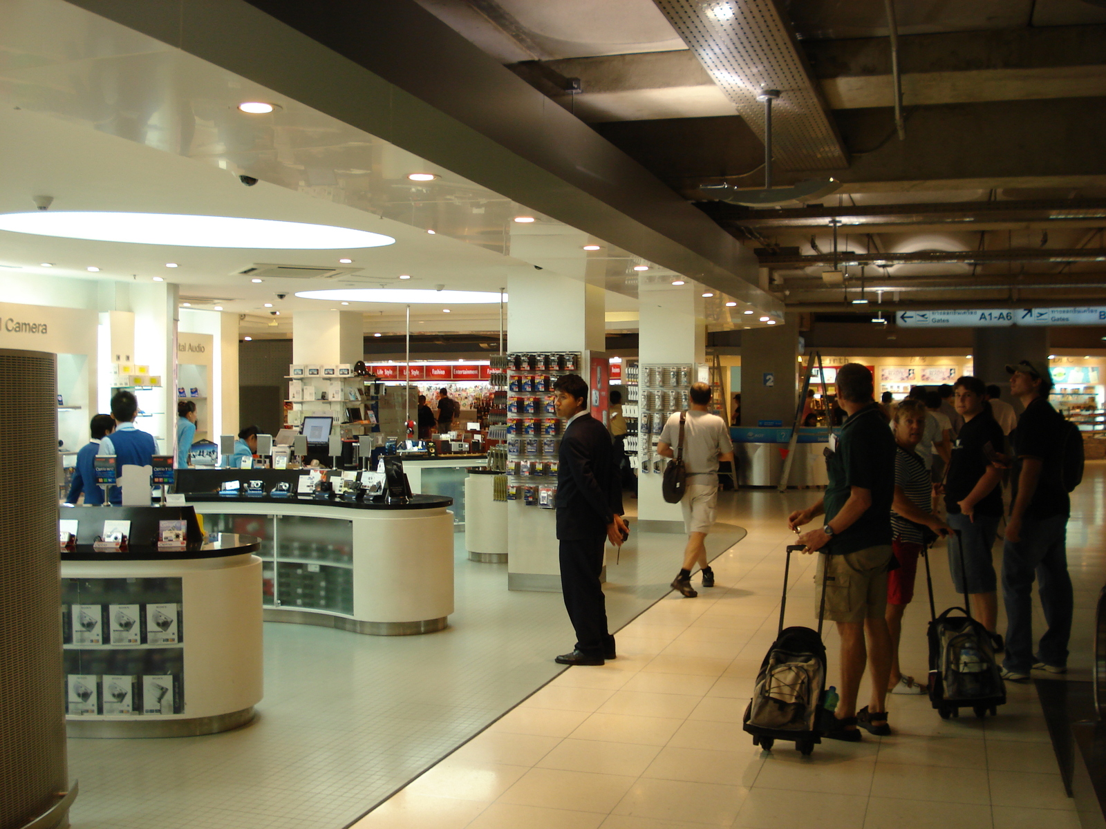 Picture Thailand Bangkok Suvarnabhumi Airport 2007-02 6 - Photographers Suvarnabhumi Airport