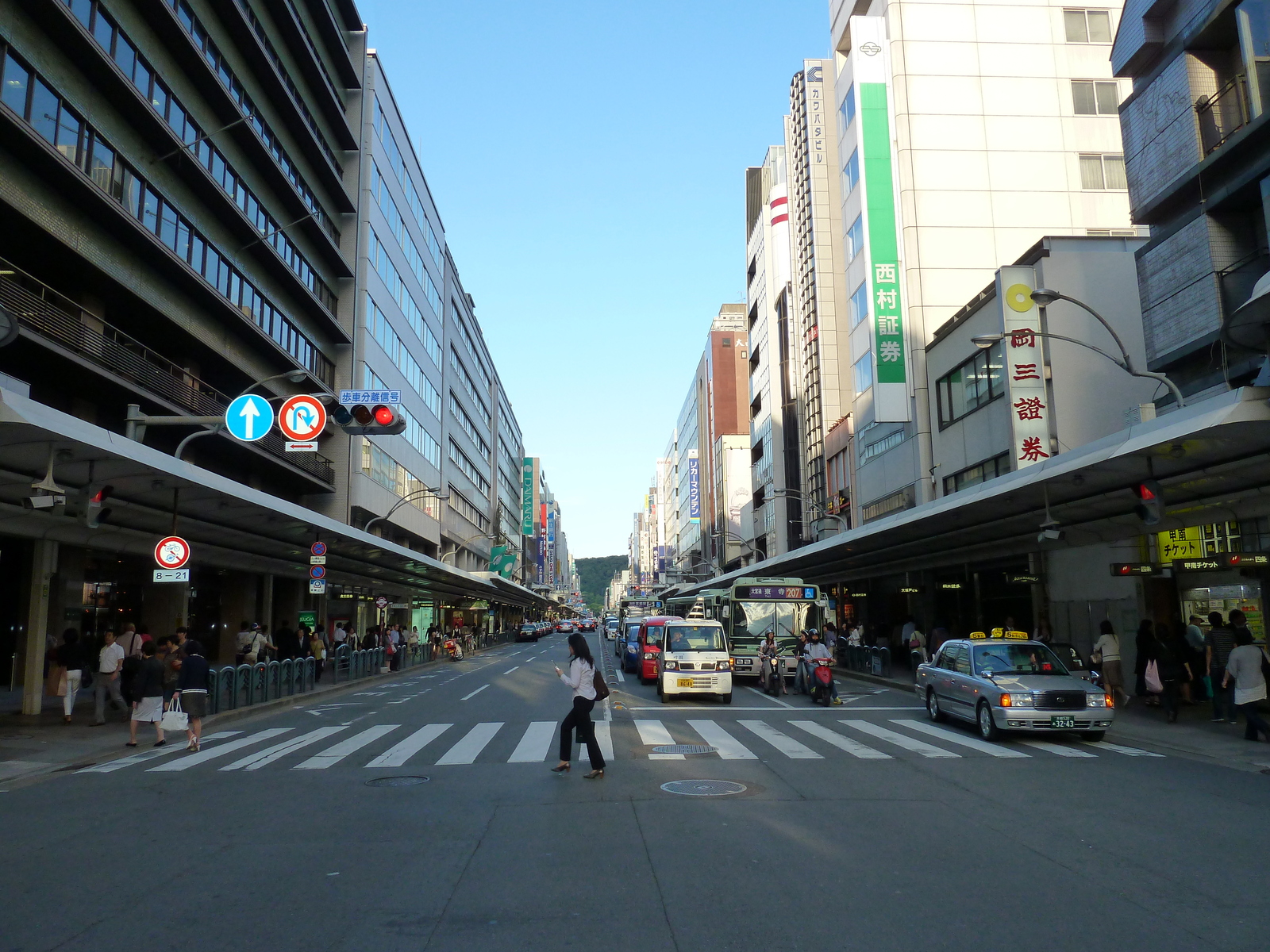 Picture Japan Kyoto Shijo dori 2010-06 20 - Perspective Shijo dori