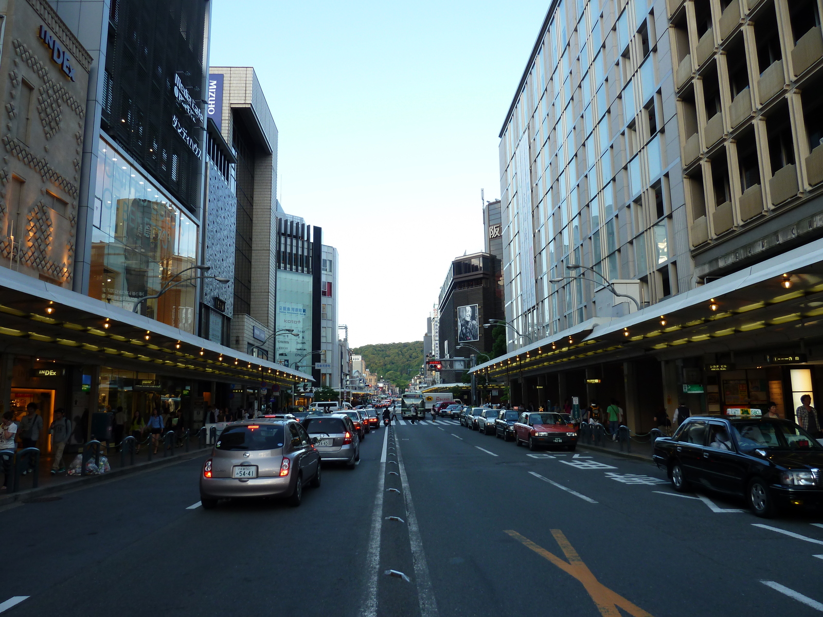 Picture Japan Kyoto Shijo dori 2010-06 9 - Photographer Shijo dori