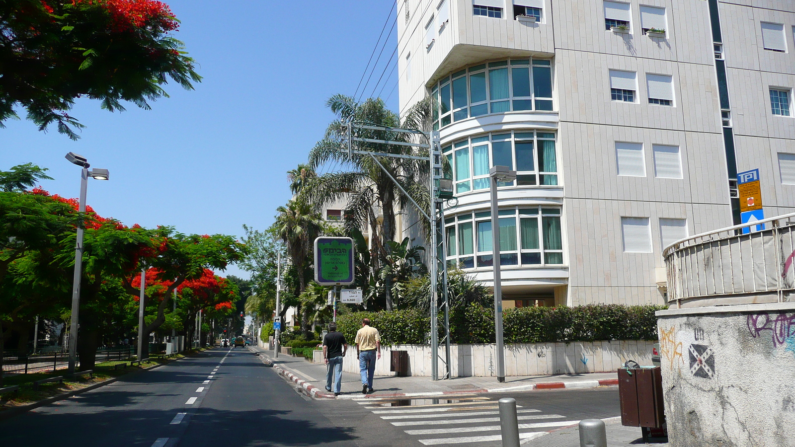 Picture Israel Tel Aviv Rothschild Street 2007-06 20 - Flight Rothschild Street