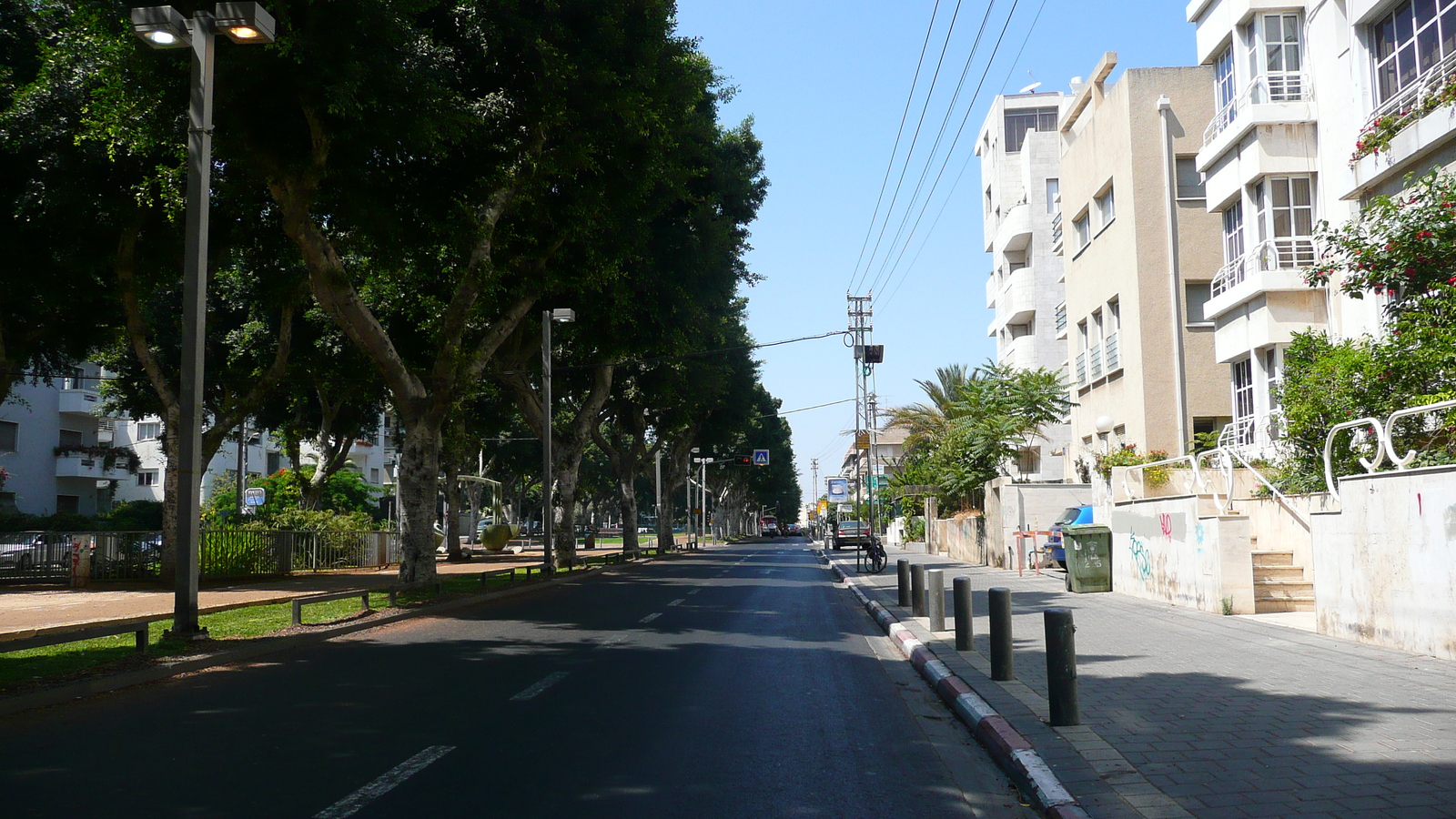 Picture Israel Tel Aviv Rothschild Street 2007-06 32 - Pictures Rothschild Street