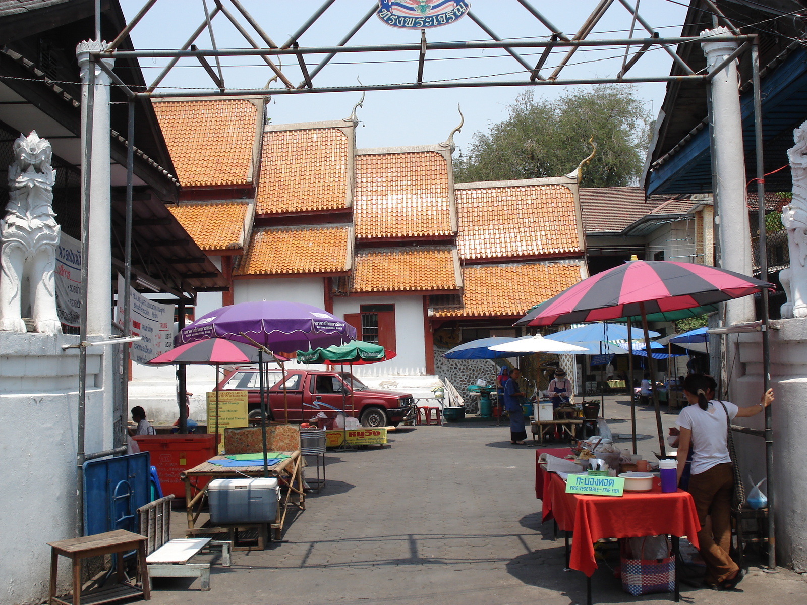 Picture Thailand Chiang Mai Inside Canal Rad Cha Dom Nurn (Walking Street) 2006-04 14 - Visit Rad Cha Dom Nurn (Walking Street)