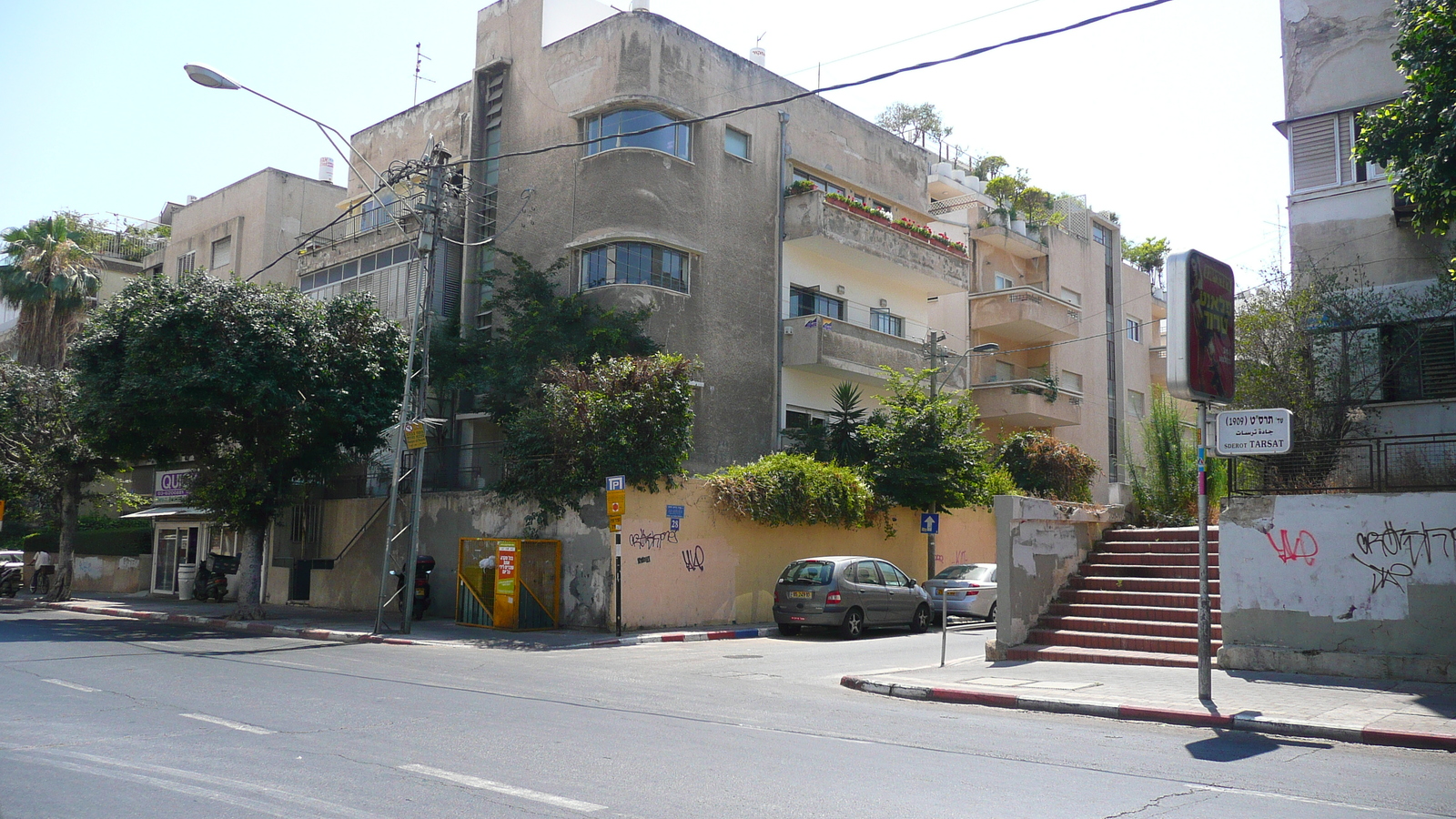 Picture Israel Tel Aviv Tarsat Street 2007-06 7 - Photographers Tarsat Street