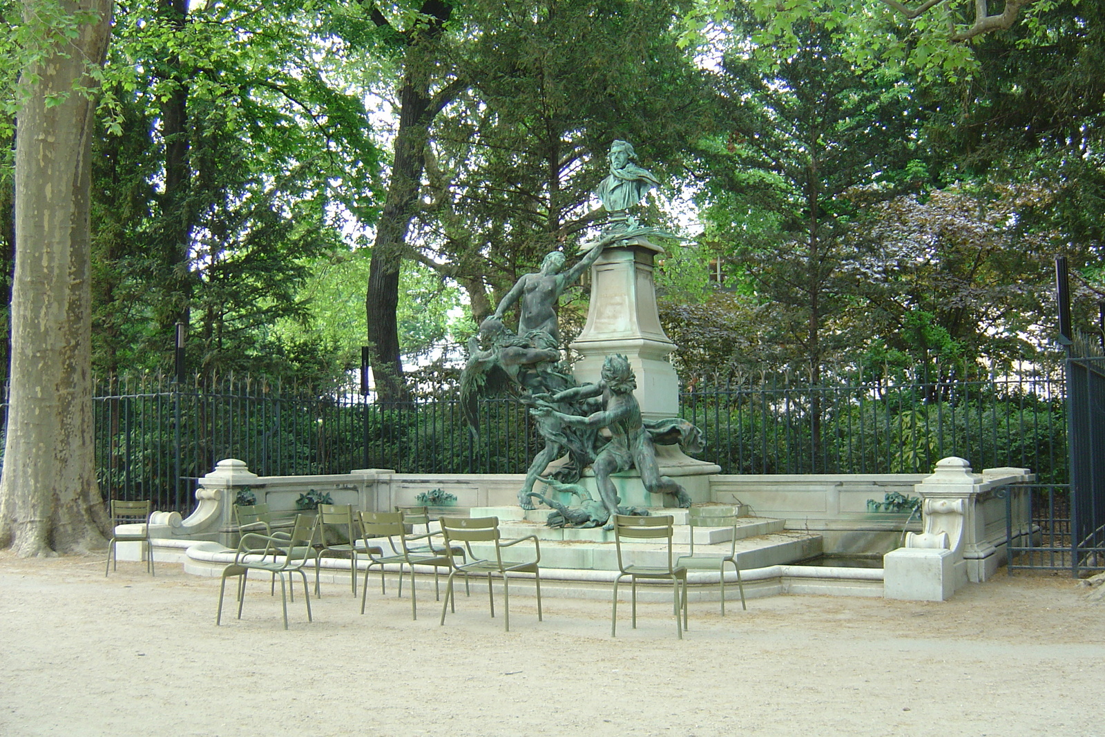 Picture France Paris Luxembourg Garden 2007-04 158 - Flight Luxembourg Garden