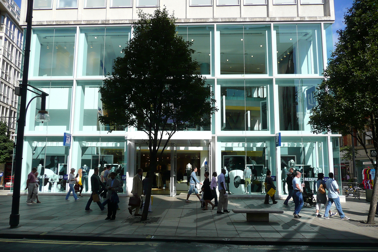 Picture United Kingdom London Oxford Street 2007-09 57 - Photographers Oxford Street