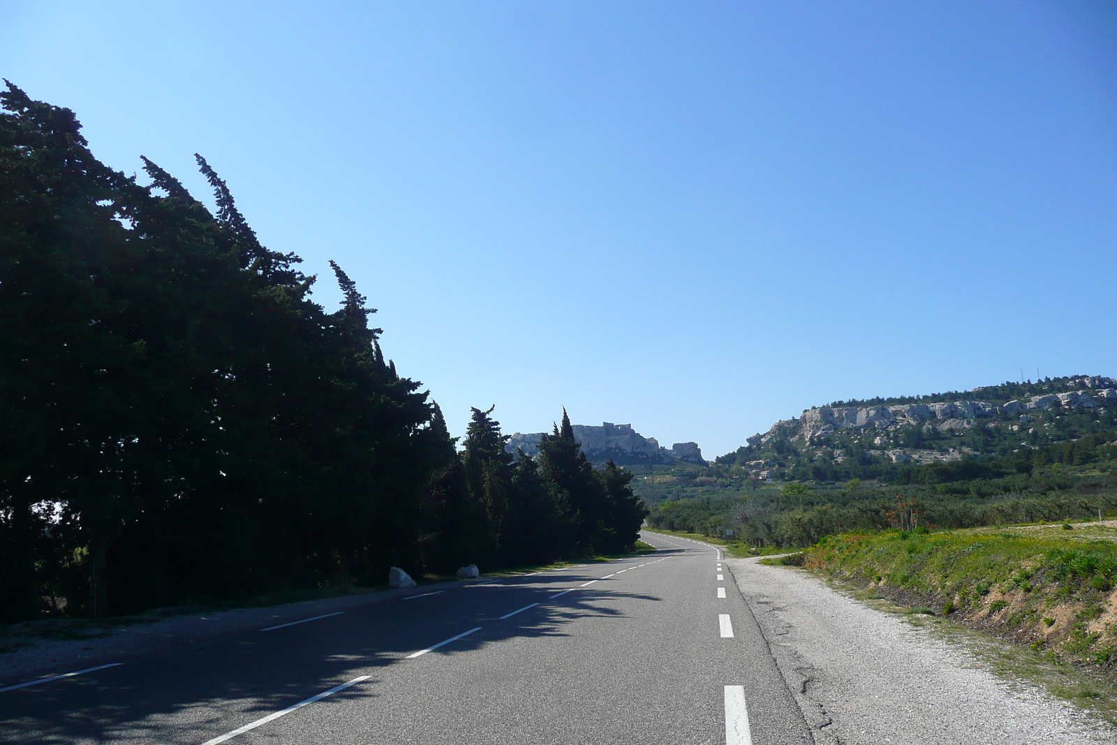 Picture France Provence Mouries to Baux de Provence road 2008-04 20 - Perspective Mouries to Baux de Provence road