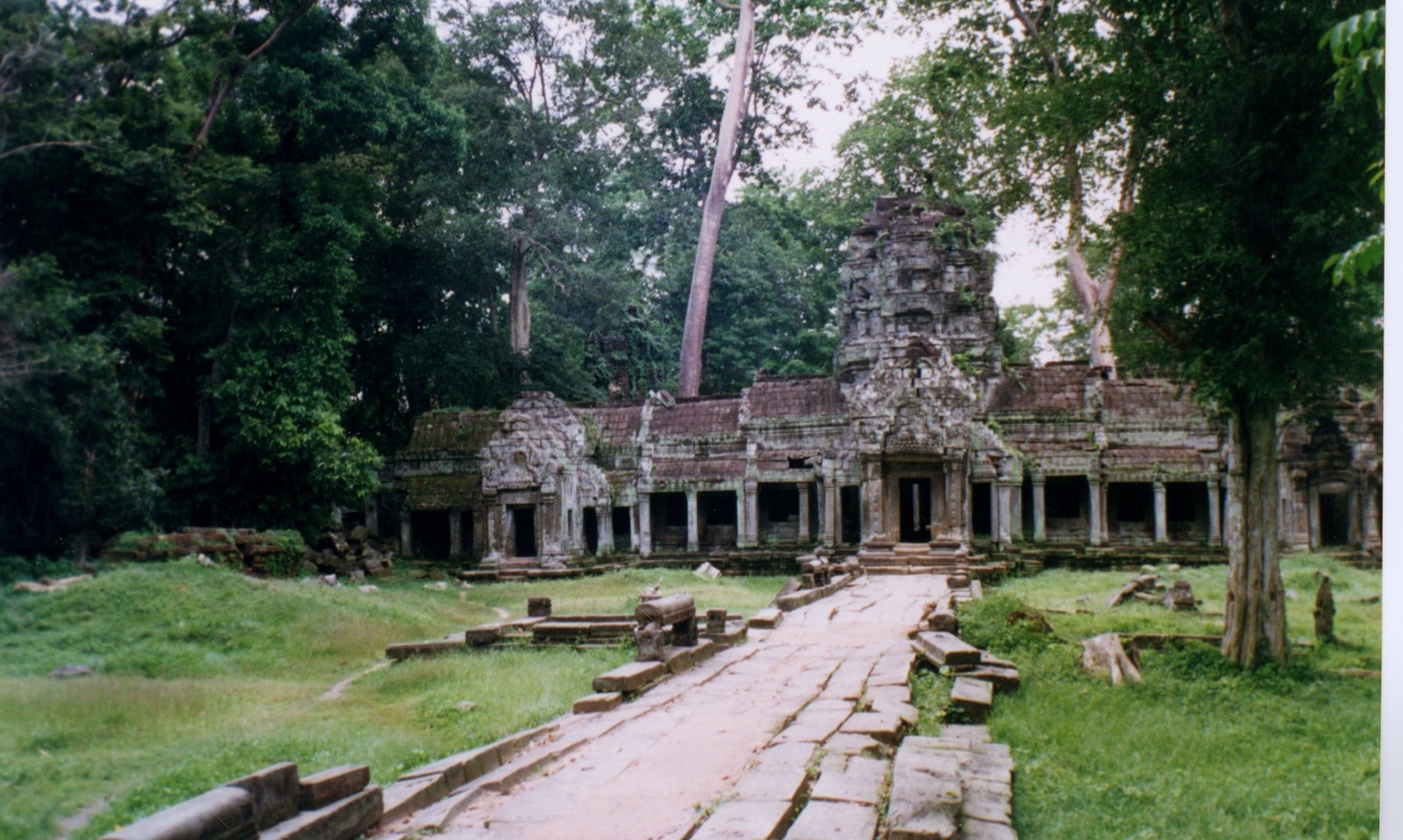 Picture Cambodia Angkor 1996-06 32 - Perspective Angkor