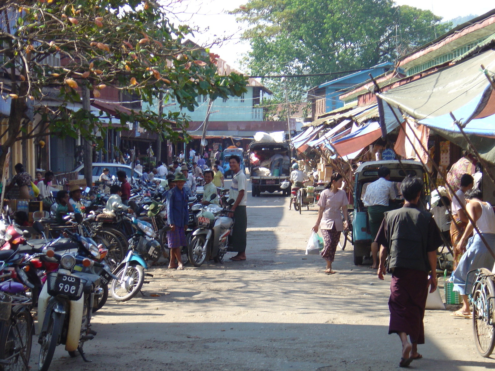 Picture Myanmar Myeik (Mergui) 2005-01 166 - Photographers Myeik (Mergui)