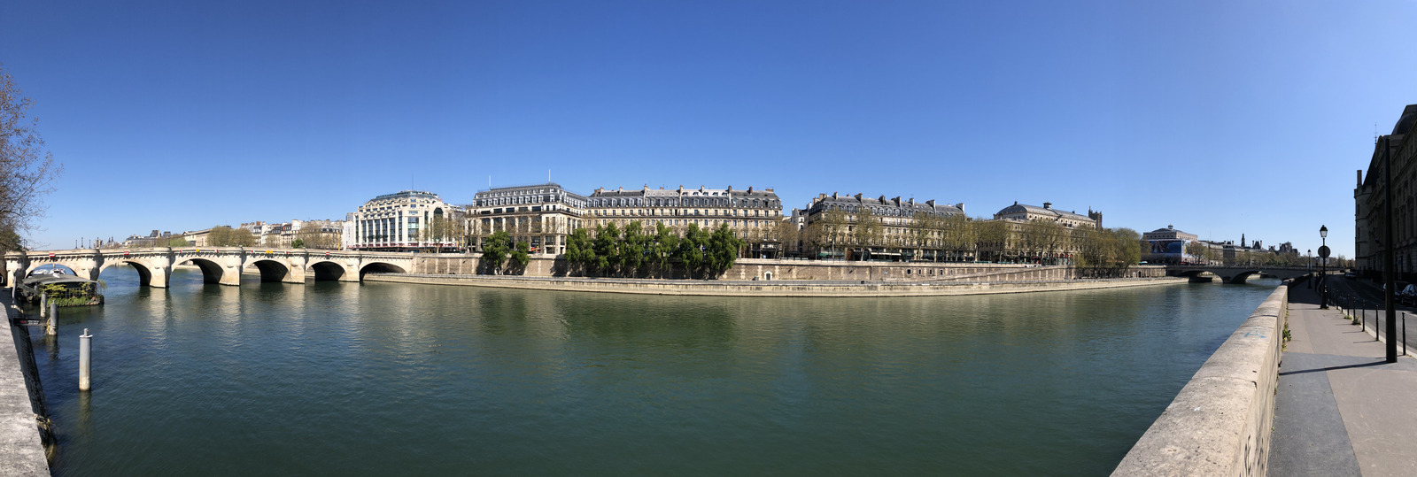 Picture France Paris lockdown 2020-04 119 - Shopping Mall Paris lockdown