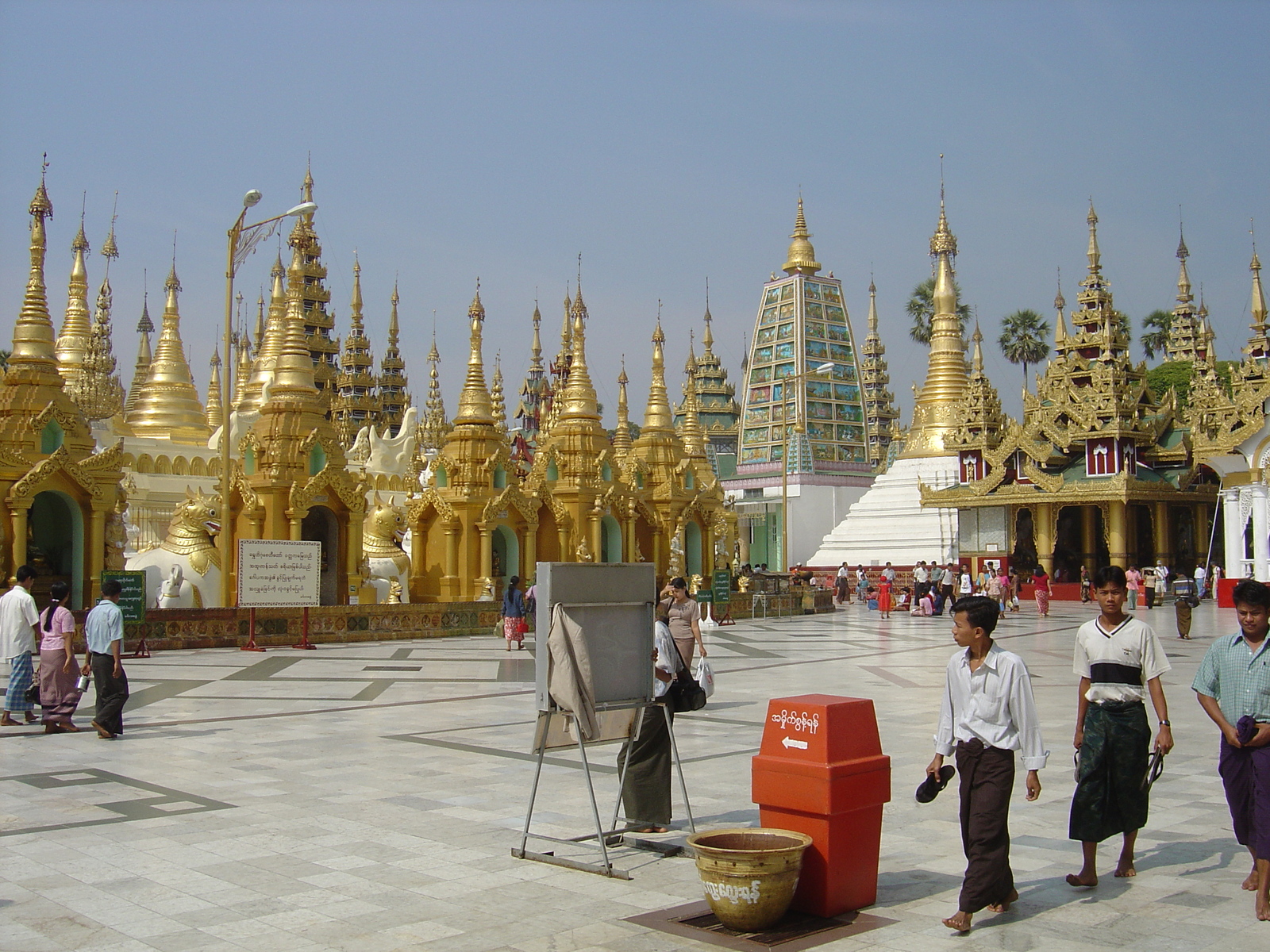 Picture Myanmar Yangon Shwedagon Pagoda 2005-01 17 - Photographer Shwedagon Pagoda