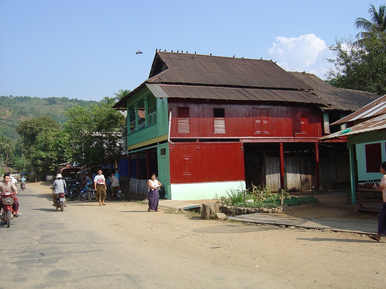 Picture Myanmar Road from Dawei to Maungmagan beach 2005-01 53 - Sight Road from Dawei to Maungmagan beach