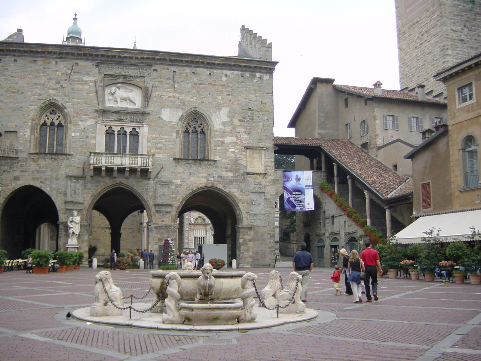 Picture Italy Bergamo 2002-07 4 - Shopping Mall Bergamo