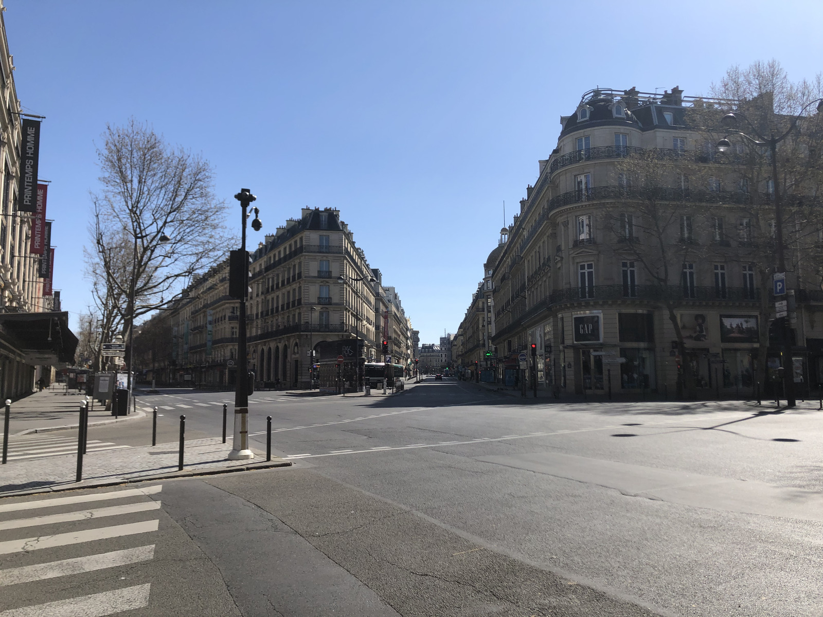 Picture France Paris lockdown 2020-03 19 - Car Paris lockdown