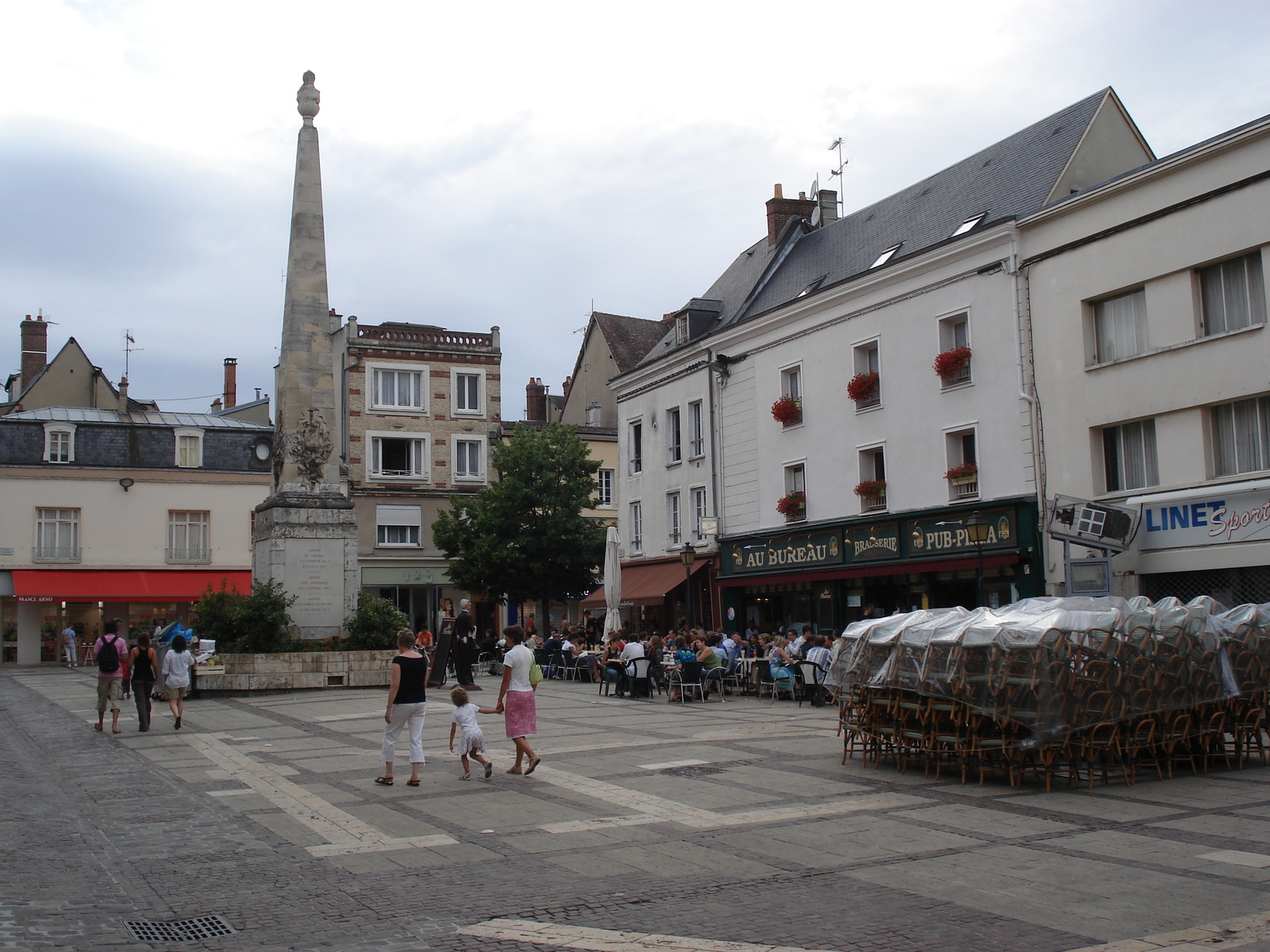 Picture France Chartres 2006-08 11 - Perspective Chartres