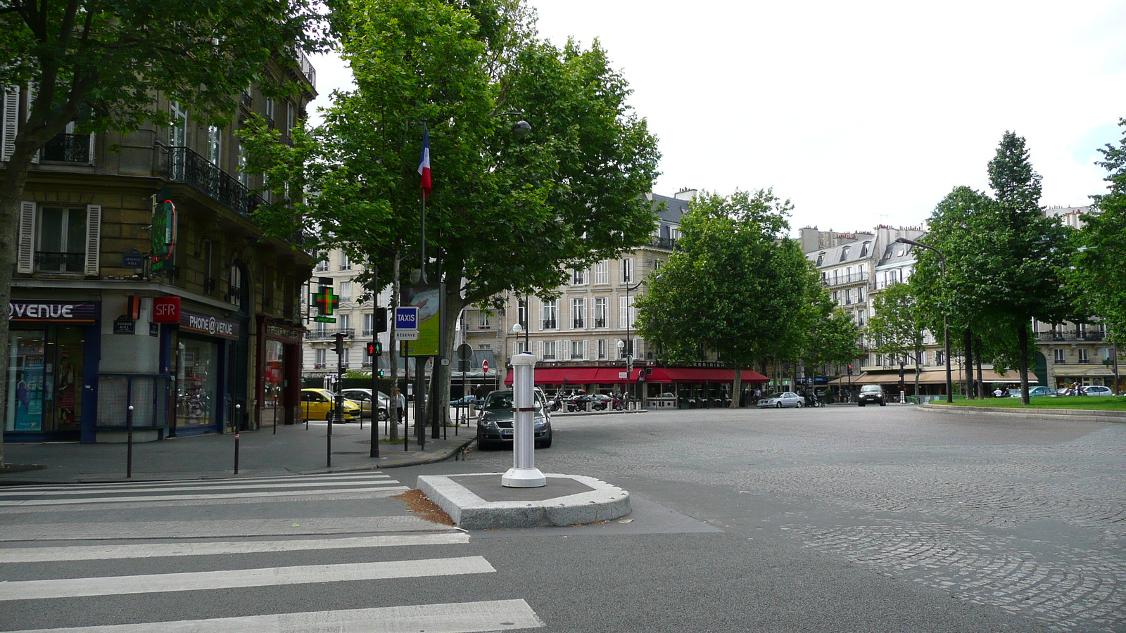 Picture France Paris 17th Arrondissement Place Pereire 2007-05 25 - Shopping Mall Place Pereire