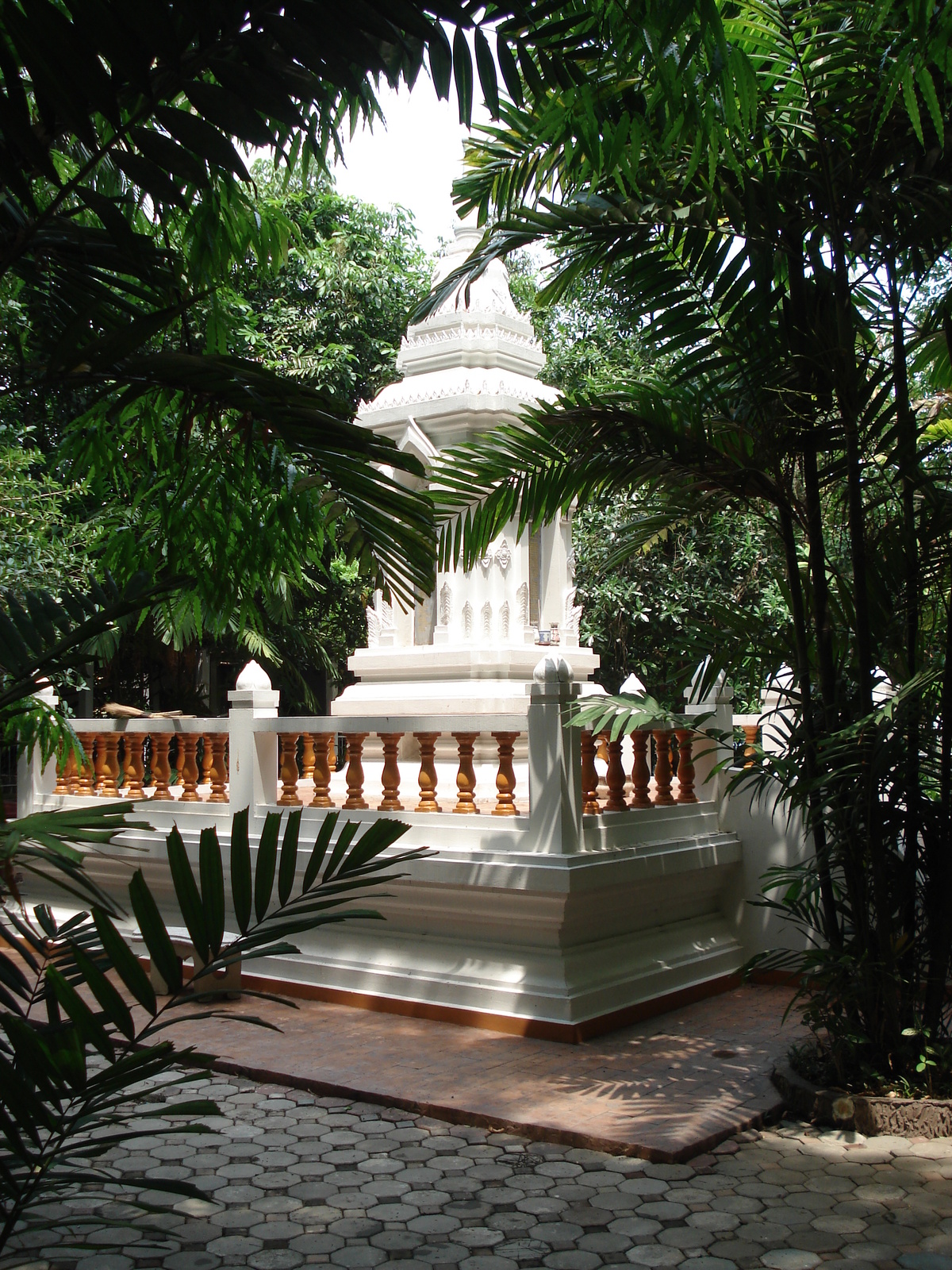 Picture Thailand Chiang Mai Inside Canal Wat Phra Sing temple 2006-04 17 - Perspective Wat Phra Sing temple