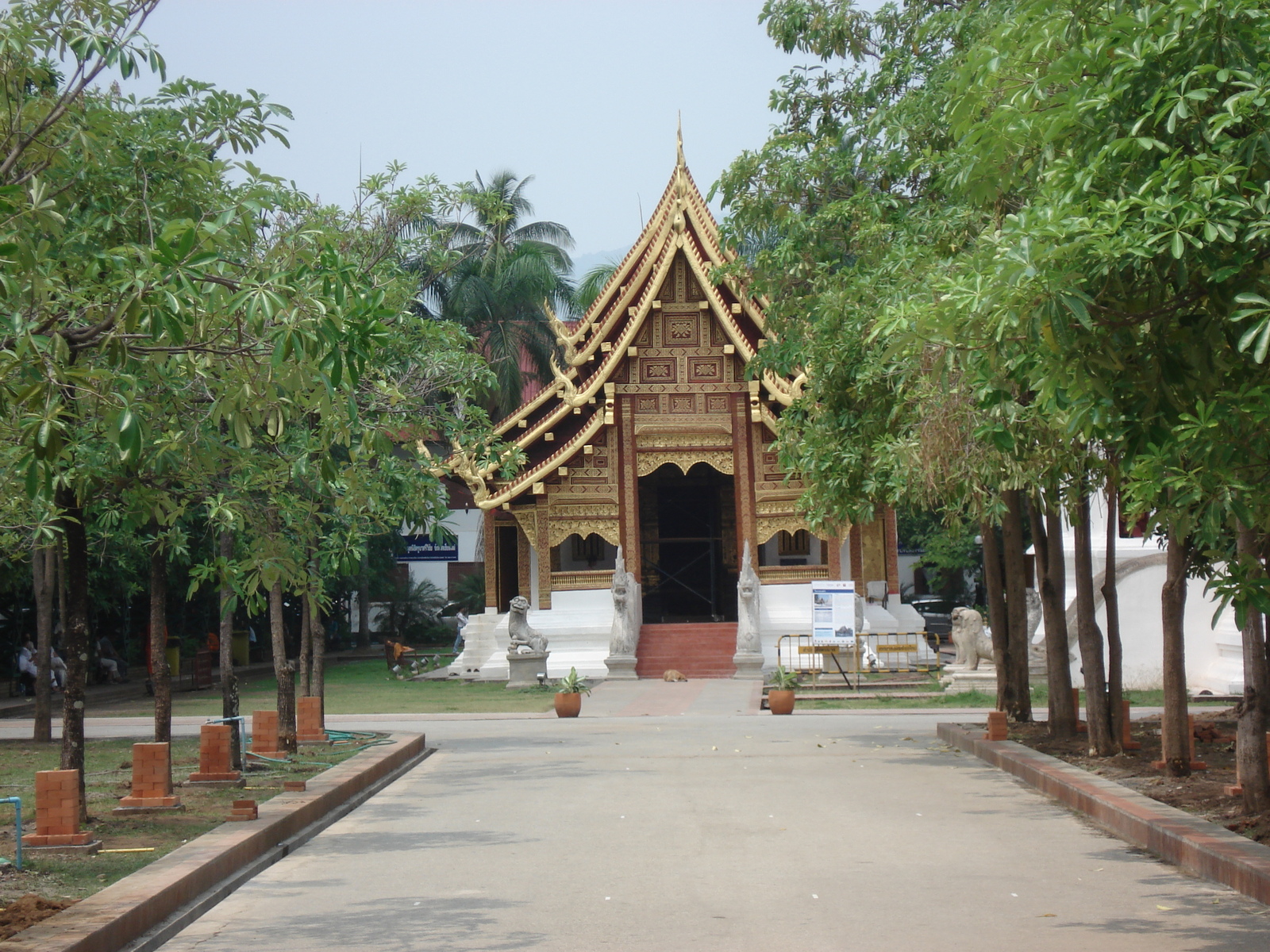 Picture Thailand Chiang Mai Inside Canal Wat Phra Sing temple 2006-04 0 - Visit Wat Phra Sing temple